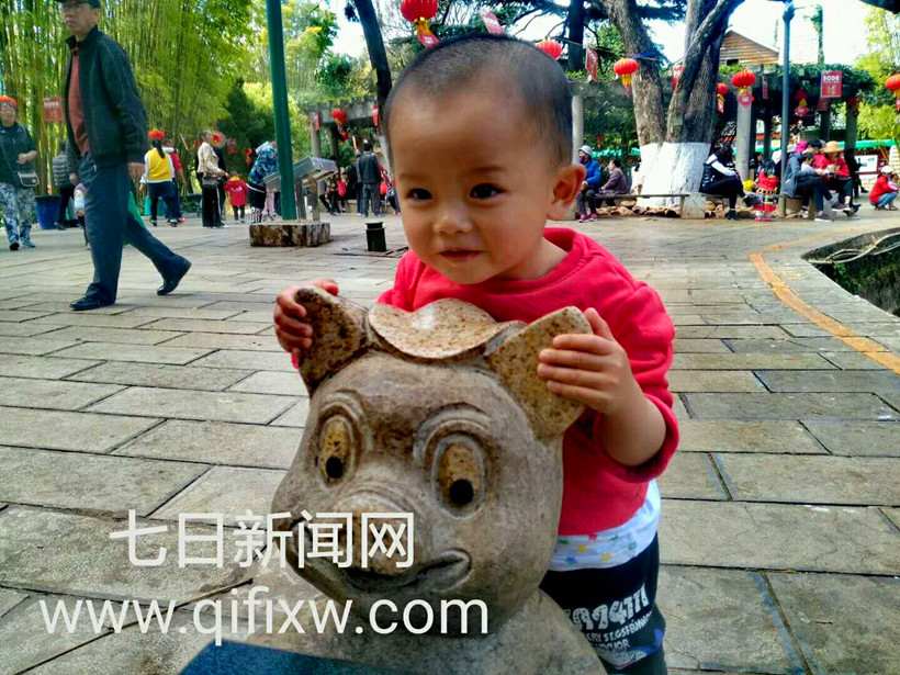 严正梅摄影作品“幸福阳光的小孩”